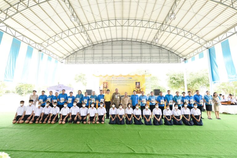 กระทรวงพลังงาน-กฟผ. ส่งมอบชุดนักเรียนเบอร์ 5 “ประหยัดไฟ ใส่สบาย ไม่ต้องรีด” ส่งเสริมการประหยัดพลังงานภาคครัวเรือน