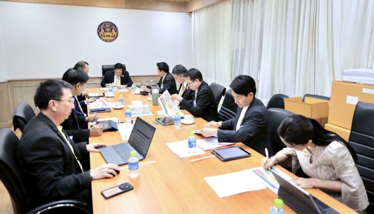 “พีระพันธุ์” เรียกประชุมด่วนรับมืออิหร่านจ่อปิดช่องแคบฮอร์มุซ เตรียมมาตรการรองรับราคาน้ำมันพุ่ง เร่งจัดหา LNG ราคาถูกมาผลิตไฟฟ้า