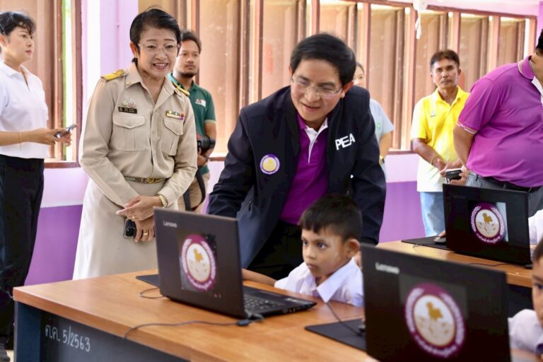 PEA ลงพื้นที่เกาะพะลวย มอบอุปกรณ์การเรียน-กีฬา-เครื่องคอมพิวเตอร์ ตู้กดน้ำดื่ม ให้โรงเรียนบ้านเกาะพลวย