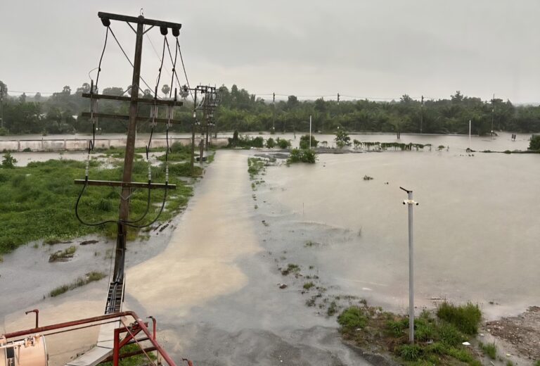 น้ำท่วมใหญ่จังหวัดสงขลา กกพ. เฝ้าระวังระบบไฟฟ้าใกล้ชิด หลังประกาศเขตภัยพิบัติทั้ง 16 อำเภอ ยืนยันระบบไฟฟ้าภาคใต้ยังมีเสถียรภาพ