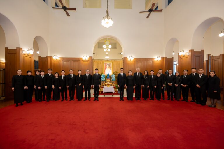 “เมืองไทยประกันชีวิต” นำคณะผู้บริหารลงนามถวายความอาลัย และถวายสักการะเบื้องหน้า     พระฉายาลักษณ์ สมเด็จพระนางเจ้าสิริกิติ์ พระบรมราชินีนาถ พระบรมราชชนนีพันปีหลวง