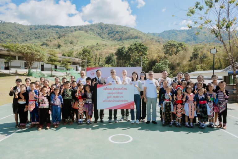 เอไอเอ ประเทศไทย มอบทุนสนับสนุนโครงการส่งเสริมและพัฒนาการพูด อ่าน เขียนภาษาไทย แก่สภากาชาดไทย เพื่อพัฒนาระบบไฟฟ้าพลังงานแสงอาทิตย์มอบแก่ 9 โรงเรียนในจังหวัดตาก