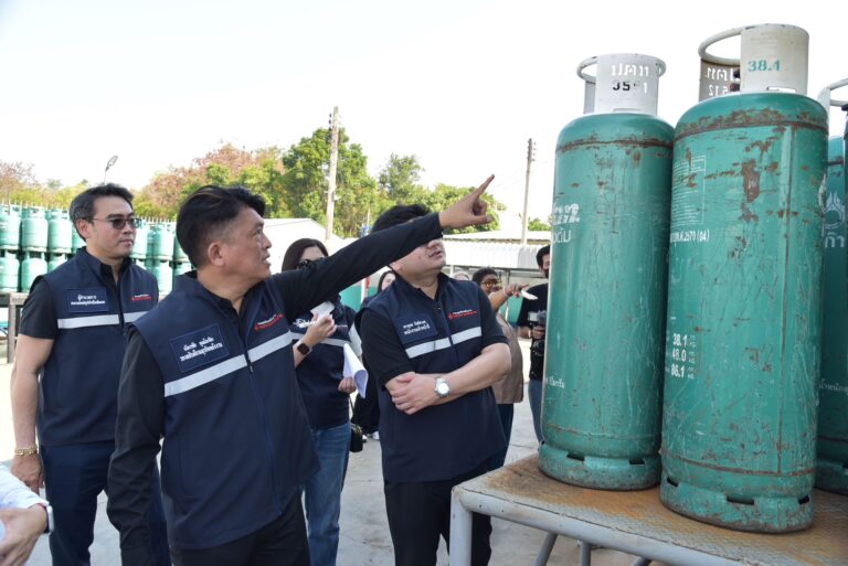 “พลังงาน” ลงพื้นที่จังหวัดสุพรรณบุรี ตรวจเยี่ยมโรงบรรจุก๊าซหุงต้ม เน้นย้ำความปลอดภัยของประชาชน พร้อมติดตามความคืบหน้าโครงการ Solar Home ชุมชนต้นแบบในอำเภอด่านช้าง
