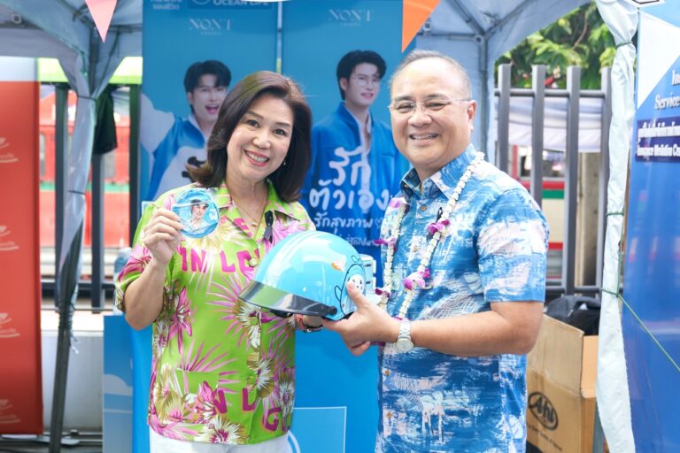 OCEAN LIFE ไทยสมุทรประกันชีวิต รณรงค์สงกรานต์สุขกายใจ มอบหมวกนิรภัย ‘โอชิ’ เสริมเกราะความปลอดภัยให้ผู้ขับขี่รถจักรยานยนต์ย่านรัชดาภิเษก