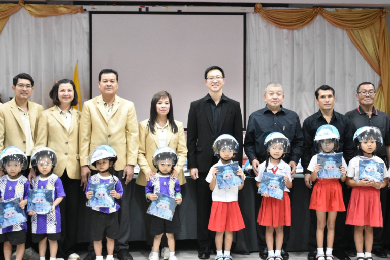 วิริยะประกันภัย ร่วมสร้างวินัยจราจรตั้งแต่วัยเยาว์ มอบหมวกนิรภัยใส แก่เทศบาลท่าพระ จ.ขอนแก่น