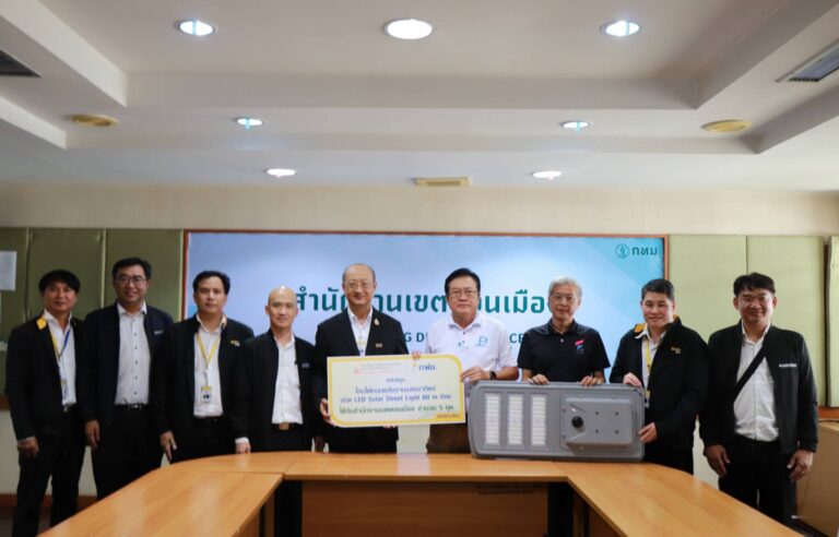 พพ.-กฟผ. ส่งแสงสว่างแห่งความห่วงใย มอบโคมไฟพลังงานแสงอาทิตย์ เพิ่มความปลอดภัยให้แก่ชุมชนริมคลองเปรมประชากร